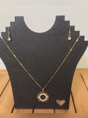 NEW Gold Tone Sunburst Pendant Necklace with Matching Drop Earrings